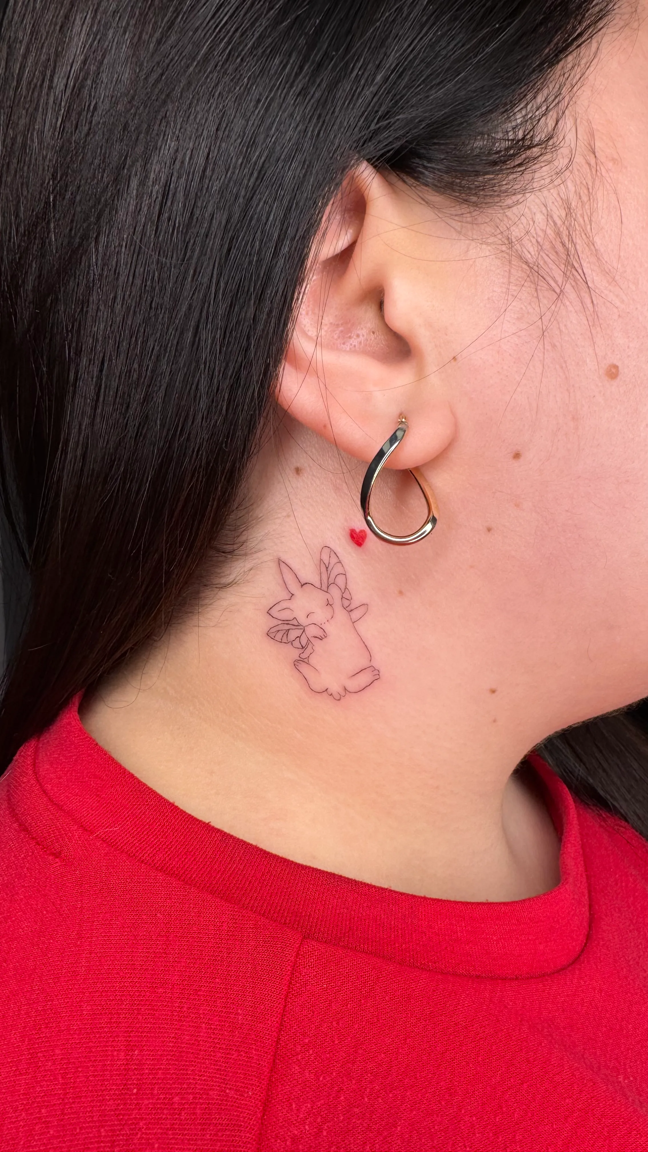 Fijn konijntje line-art tattoo in de nek
