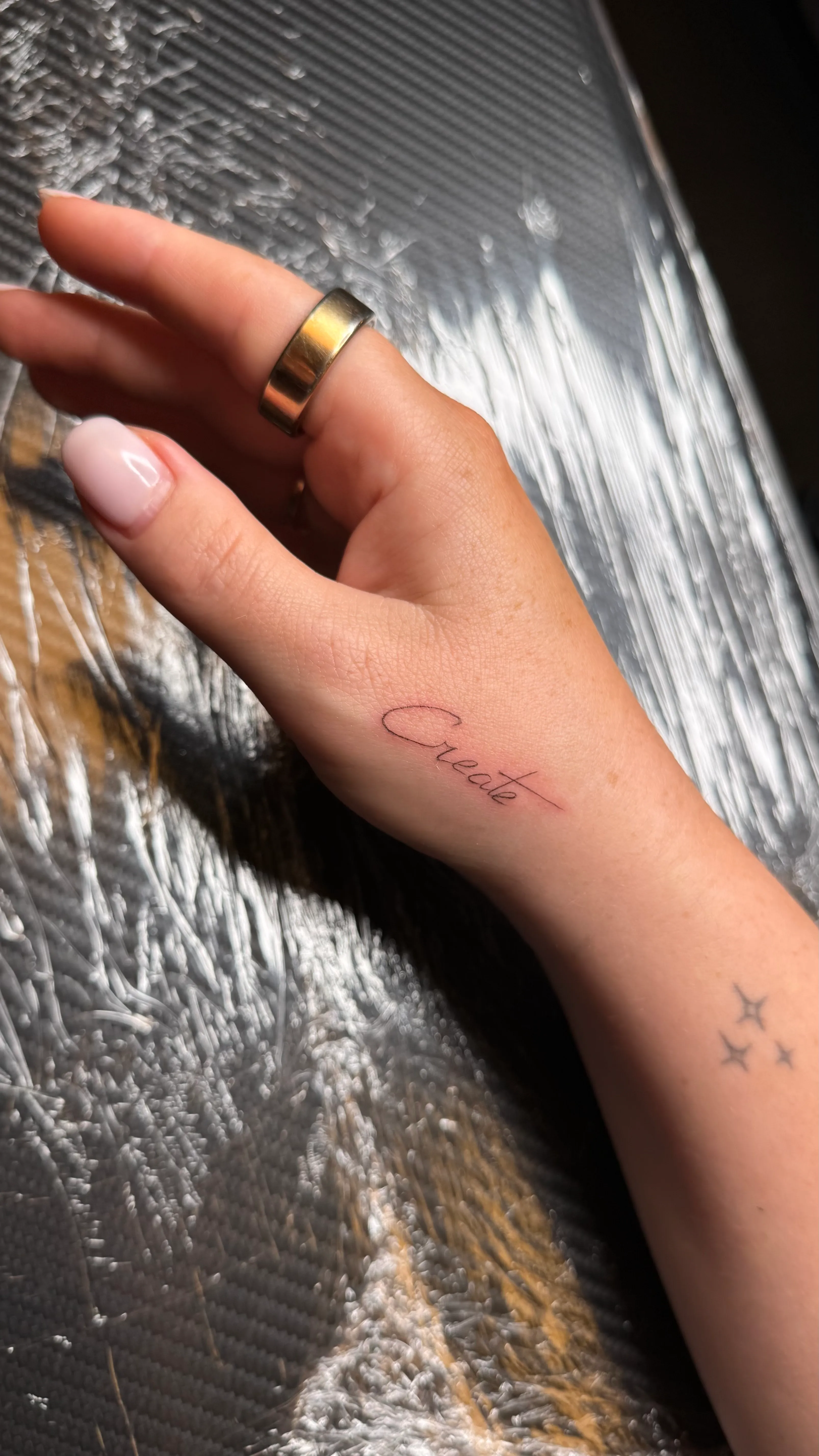 Fine line tekst tattoo op de hand