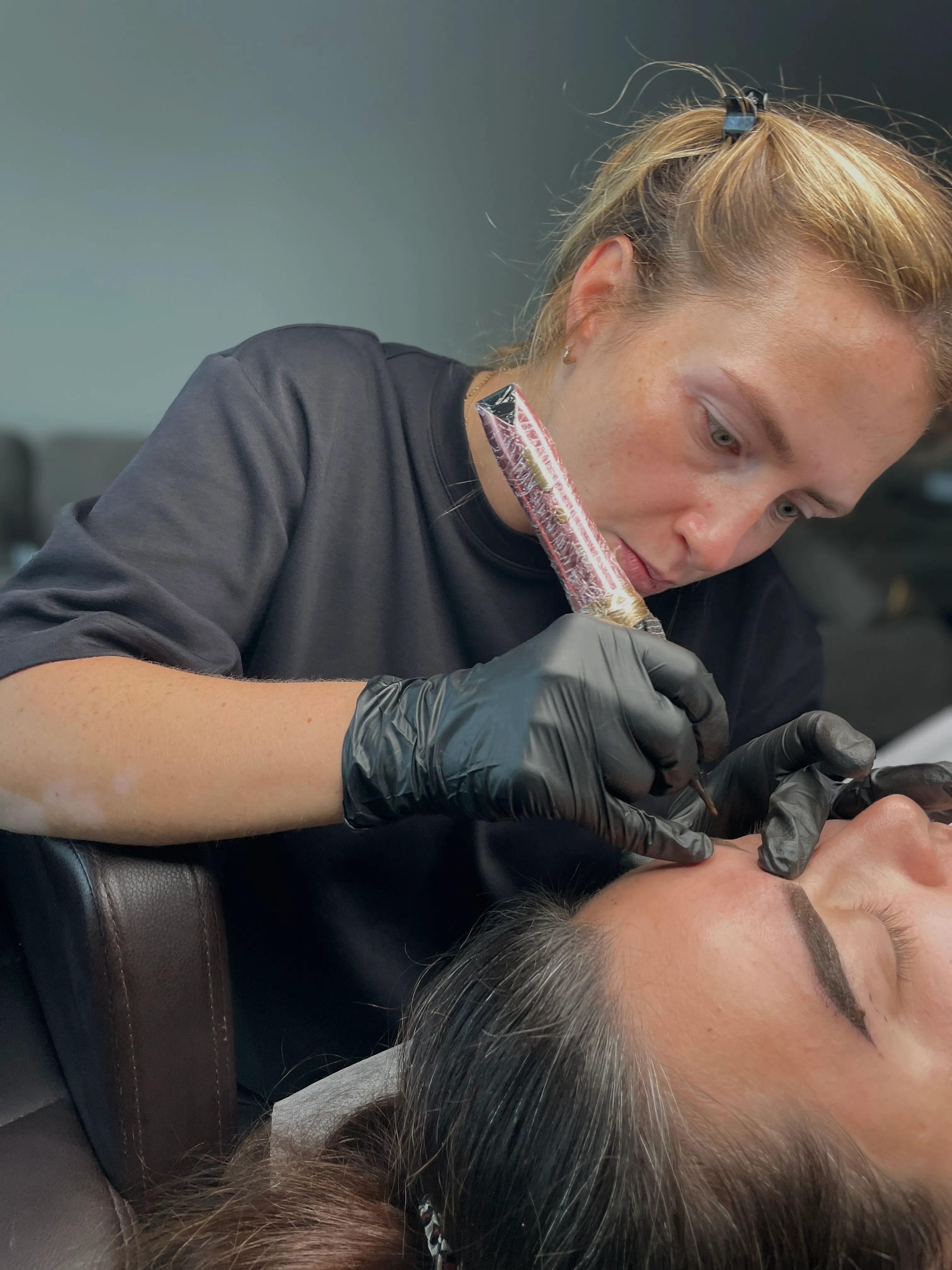 Liliya tijdens een PMU brow-behandeling in de studio